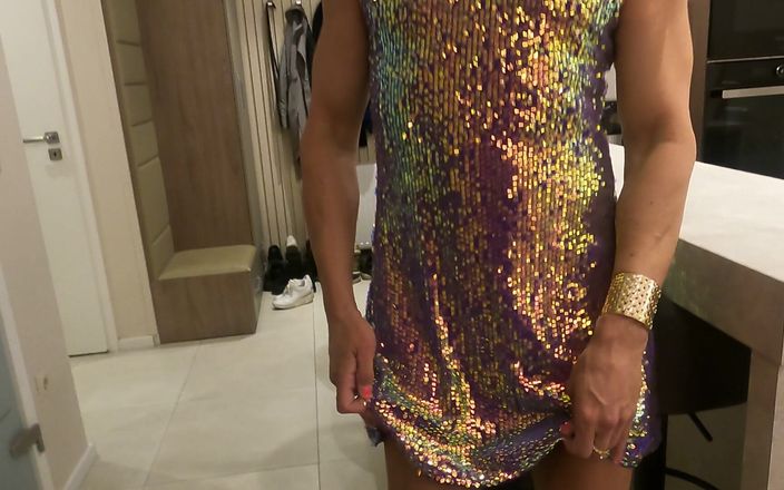 Trixy Sissy Babe: Trixy visar upp mycket i en sexig outfit