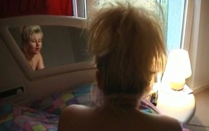 Busty German Sluts: Çarpıcı Alman sürtük yarak yalama becerilerini gösteriyor