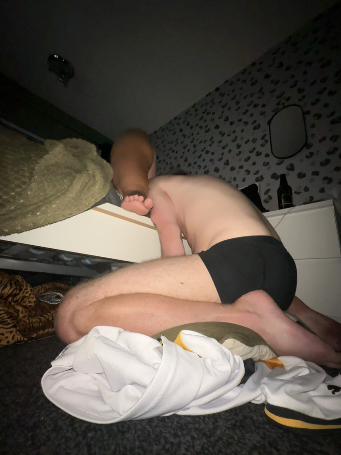 Filthy British Couple: エッチなドム妻は奴隷の夫をひざまずかせて、彼のマンコを崇拝することができます