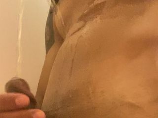 Kimora Creams: Une trans caresse sa grosse bite de sa pisse
