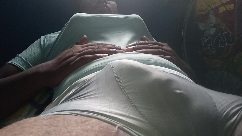 Sweet Indian cock: Cewek sange ini lagi asik pijat toket dan toket aduhainya!