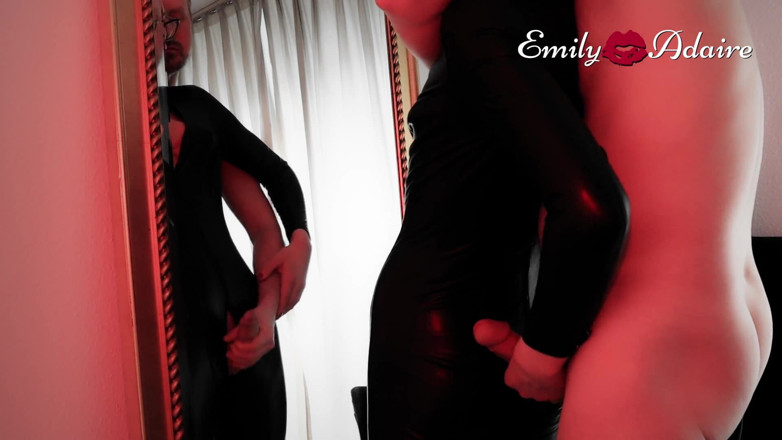 Emily Adaire: Mon beau-père baise mon cul étroit devant le miroir