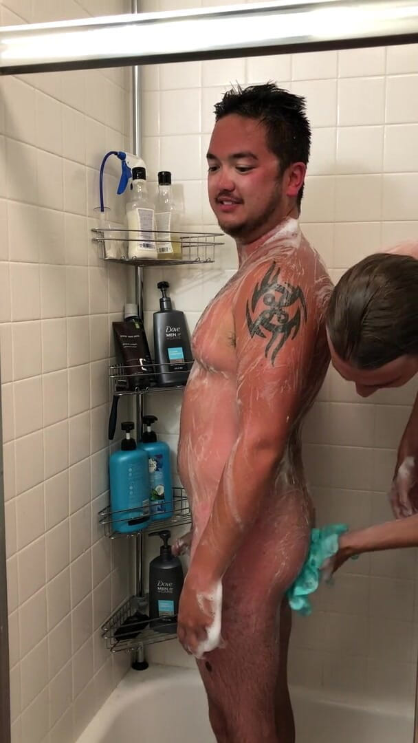 Those Gay Guys: ポストファックシャワーとスクラブダウンクリーン