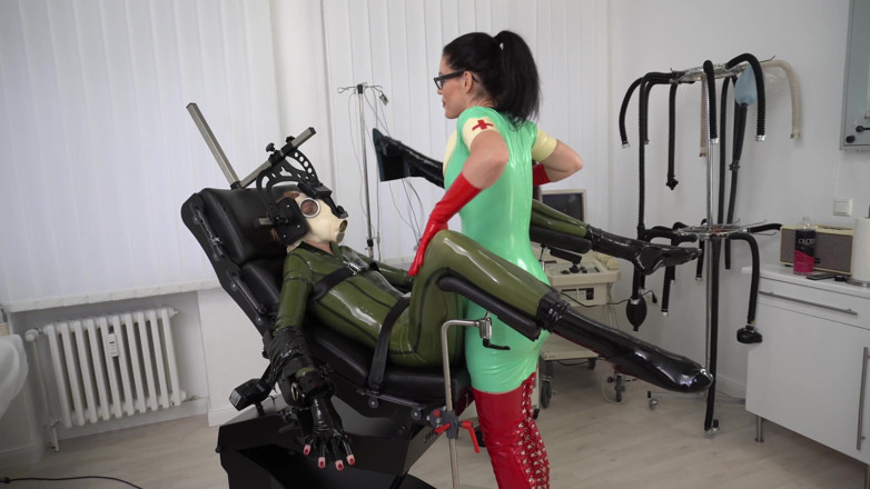 Rubber pervs: สองสาว latex femdom ตรวจร่างกายให้ตัวเมีย