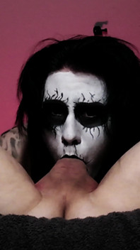 Black Metal Goth deepthroat sangat baik sehingga dia dapat dua pancutan dalam tekak