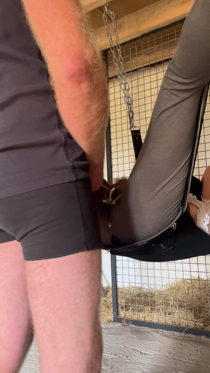 Farmer-Farmgirl: Bir spekulum tarafından vajinasına işemek - gözleri bağlı orospu çiftlik kızı bdsm...
