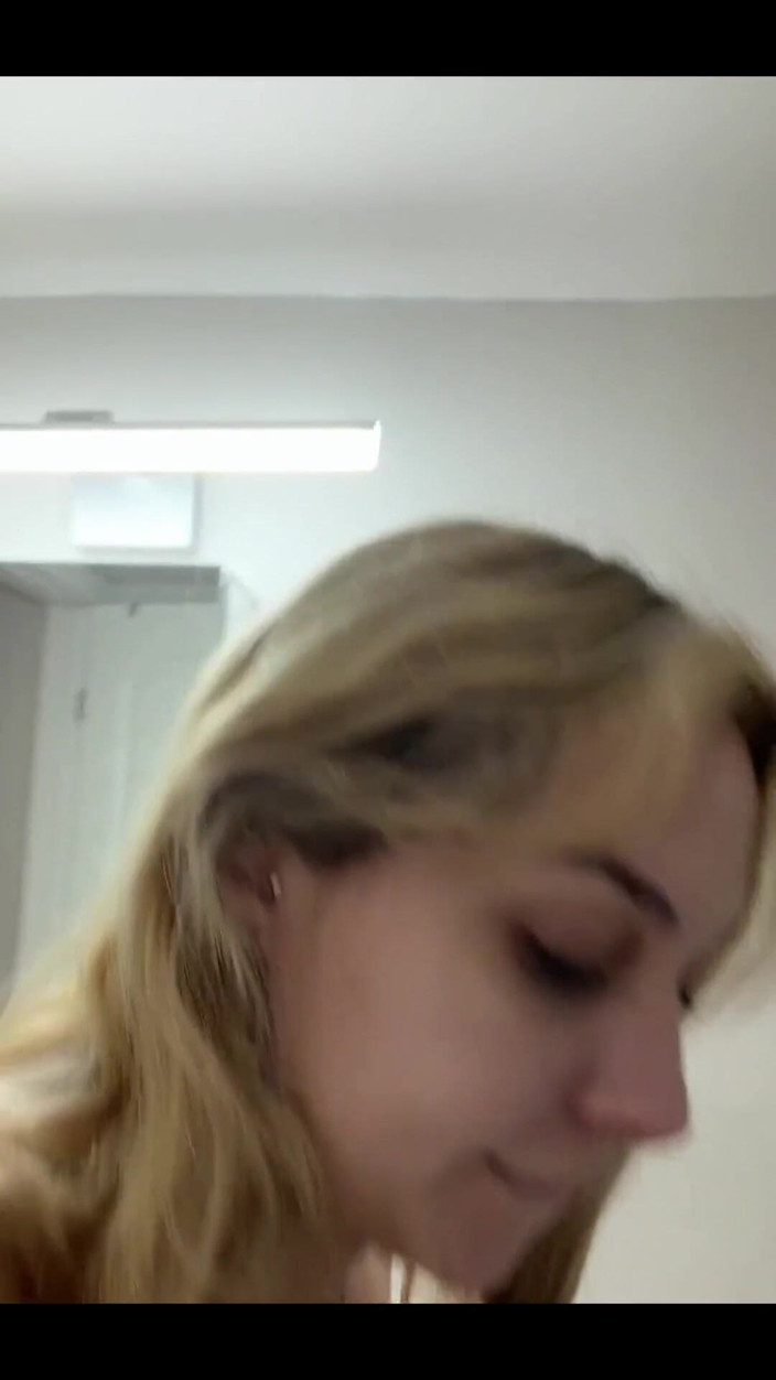 Tiffstreatsxoxo: Orinar completamente desnudo!