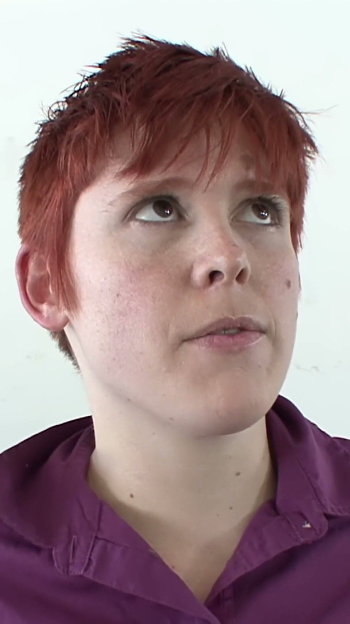 Lesbian Love Movies: Garage lesbiennes sur le capot de voiture - une rousse pulpeuse...