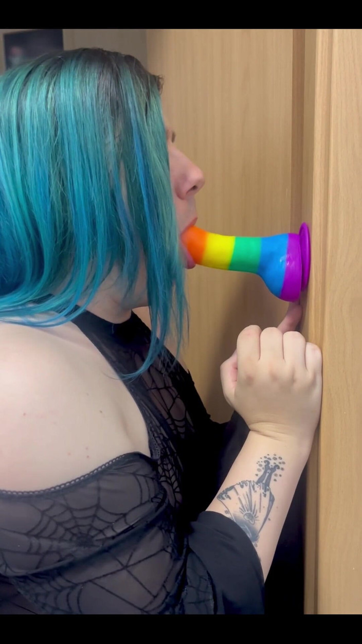 Feelingharmony: Der Dildo wurde hart gelutscht.