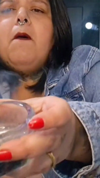 穿着夹克的胖美女，抽烟并性感
