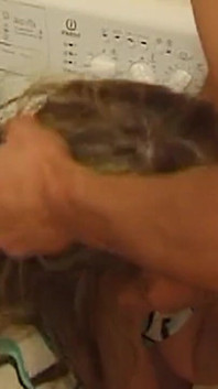Matura MILF bionda viene stretchata in una selvaggia lavanderia trapanata