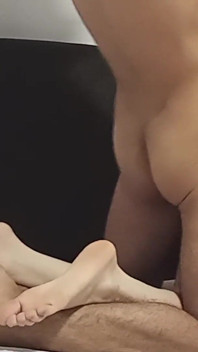 Lamo la vagina de mi novia y la penetro hasta que la llene de semen