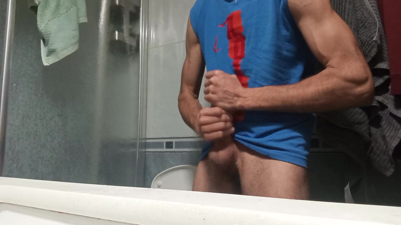Elvissc: The Handsome Premieres His Freshly Shaved Cock with a Good...