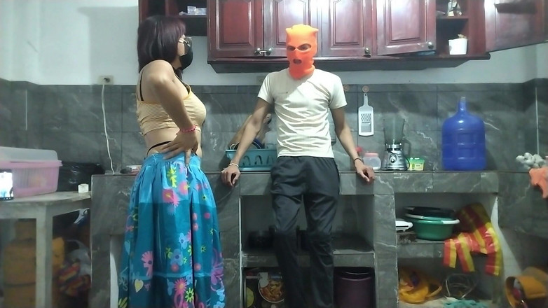 NEGRITA SEXY: 我们和我的继妹说话，然后我开始幻想她