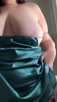 Ateşli iri güzel orta yaşlı seksi kadın ipeksi gecelikle seksi kıvrımlarını gösteriyor
