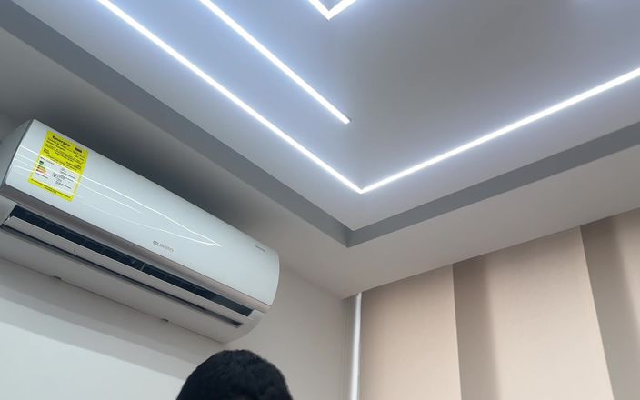 LILY_PUP: 我饥渴的印度赫曼斯特拉对看电视很无聊，所以我决定在床单下用我巨大的多汁鸡巴来取悦她。