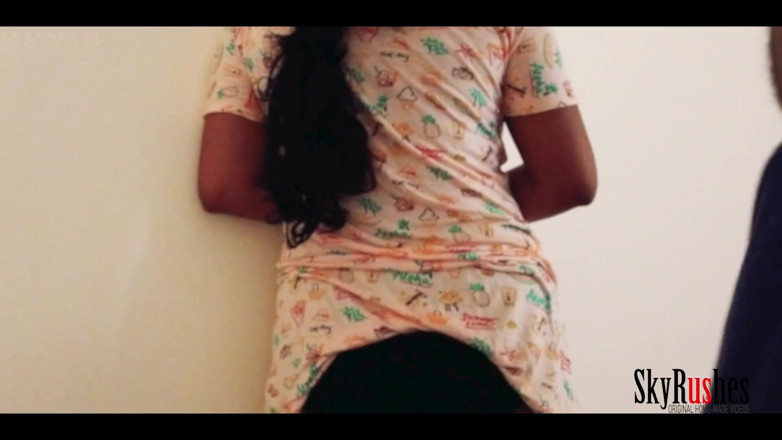 SkyRushes: Desi ragazza teenager sedotta dal suo patrigno pervertito