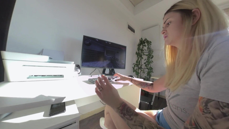 SassyTiff: Bersantai setelah main game berujung muncrat ke seluruh kantor