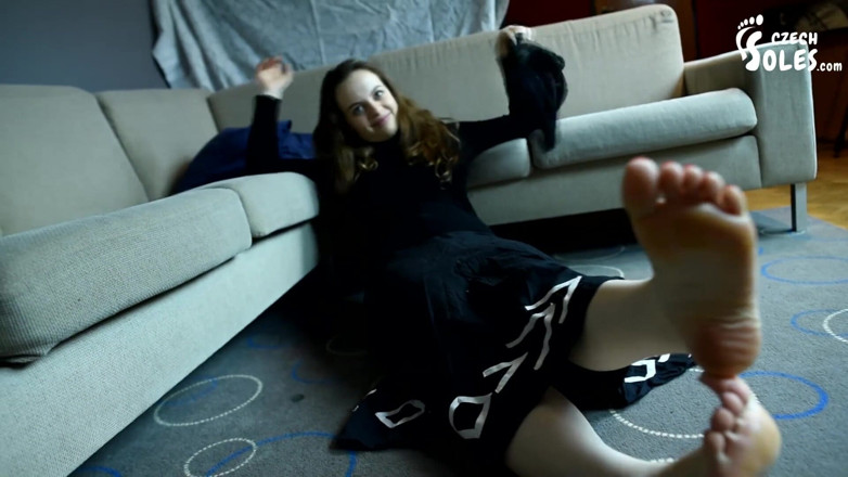 Czech Soles - foot fetish content: Yaramaz genç kızın inanılmaz çıplak ayakları!