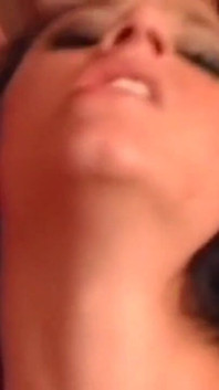 Morena recebe sua buceta esmagada por três paus duros