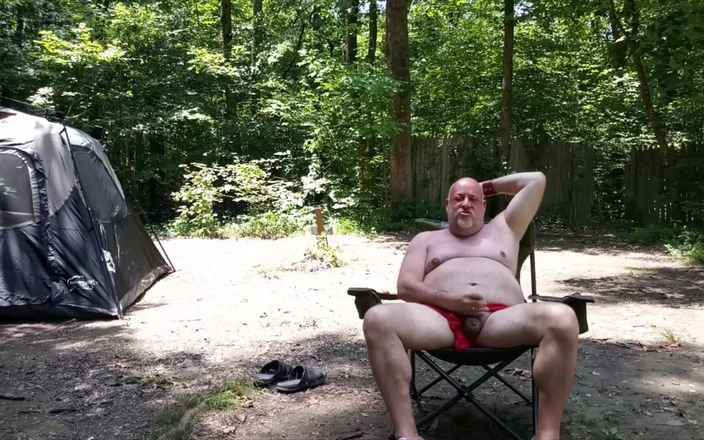 beardaddychub: Chycený! Velké černé péro přistihne medvěda v lese při honění a...