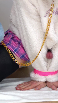 Sidiğini kontrol ediyor ve komik mastürbasyon yapmasına izin veriyor