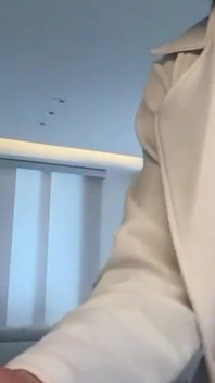 Sunt singur în casa mea, iubito, pe cine vii să mă futi?