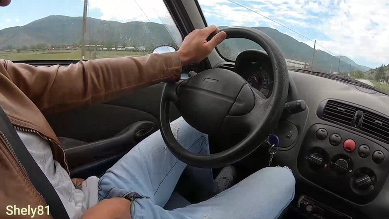 Shely81: 모르는 놈이 나에게 차에 타게 하고 나는 그의 자지를 만져 여행 내내 만져