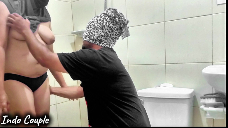 Indo Couple: Muslim Toilet Sex