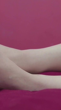 Blondýnka s dokonalými chodidly dává sexy footjob
