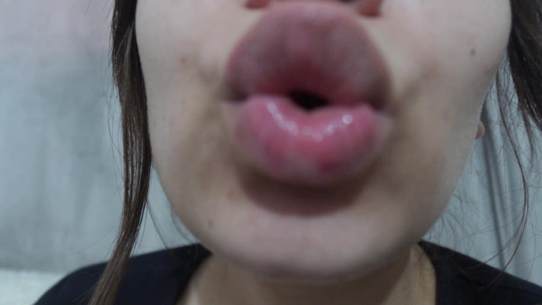 AmayaMori: Minha meia-irmã indiana tem um fetiche por beijos, constantemente enviando...