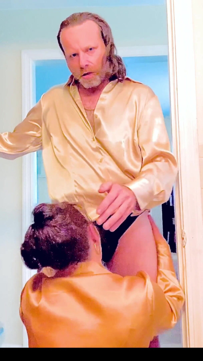 Satin Fetish King: Fantasi fetish kongkek MILF satin emas