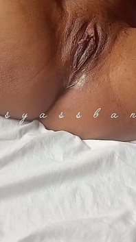 La ragazza ebano si sditalina mentre le sbatto la figa