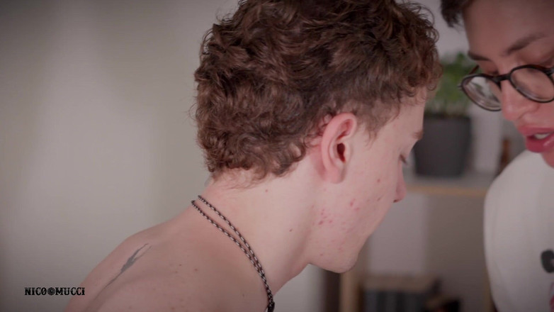 Nico Mucci: Збуджений хлопець став догі, повністю засунувши мій великий член у свою тугу, гарячу дупу