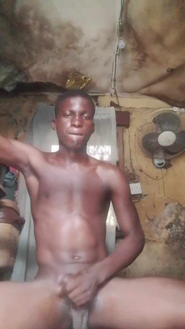 Black shooterr: Chico Joven Se Puso Cachondo Y Masturbándose