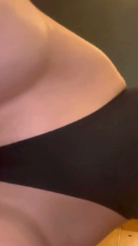 Její kundička touží po ptákovi. Hluboce prolomení jejího dokonalého těla sexuální panenky, intenzivní orgasmus