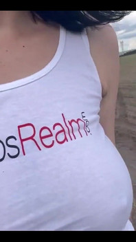 Kouření, chůze, poskakující prsa a bradavky Hra v tričku mého kamaráda Z Boobsrealm