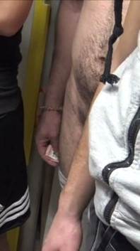 On sá tři heterosexuální chlapy