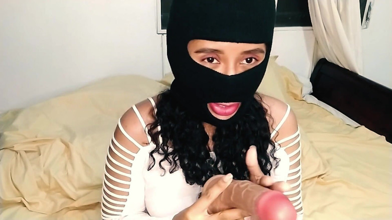 Littleasscleo: सौतेली मम्मी उस विशाल मोटे लंड को चूसने के लिए आपके घर में फुसफुसाती है!