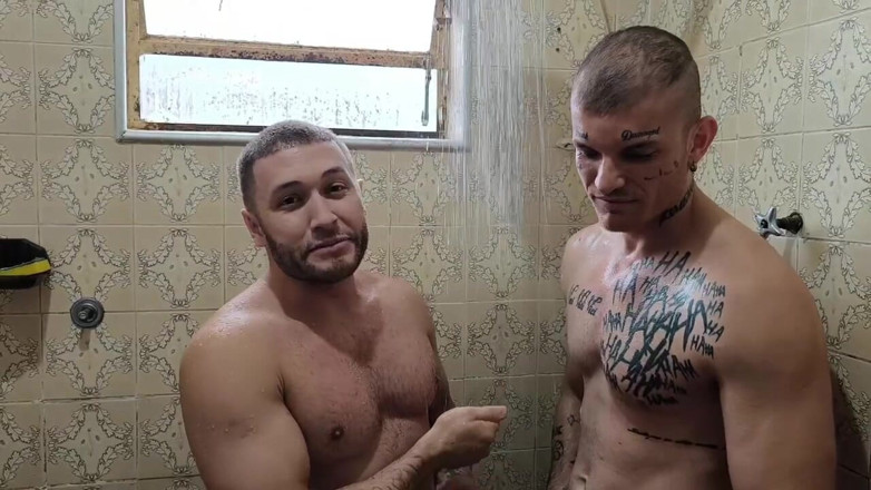 Victor Studio Gay: Carmona ile birlikte duş aldık, sadece duşta mı kaldık?