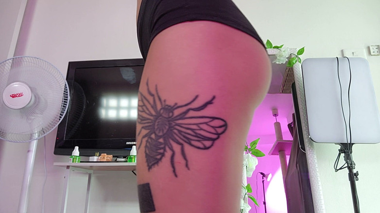 TattoedGirl666: Soczysta pupa w obcisłych spodenkach