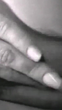 Quattro ragazze hanno una festa lesbica dove giocano con i loro giocattoli sexy