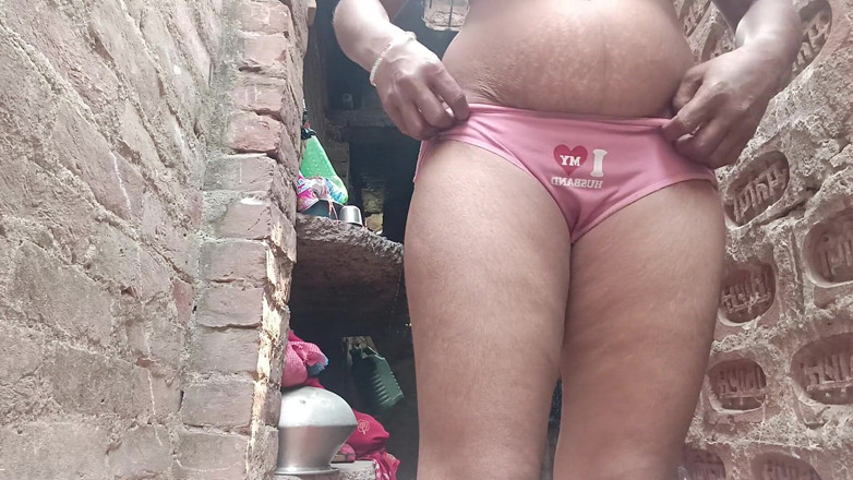 Village bhabhi sex: シヴァニ・バービーは友人とビデオ通話でセックスを楽しんでいる。胸とパルジーショー