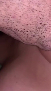 Yeni keşfim büyük doğal memeler orta yaşlı seksi kadın! Amını ve meme uçlarını parmaklıyor