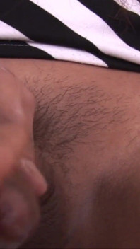 Uma jovem trans brincando com seu pênis e se fodeu em anal com um fonóalo