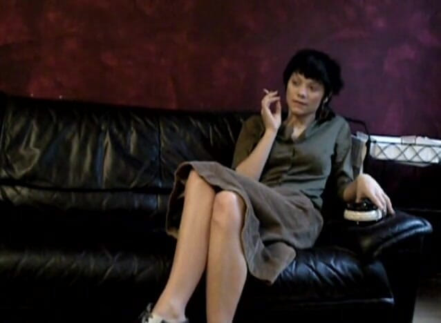 Femdom Austria: สาววัยรุ่นผมดำสูบบุหรี่