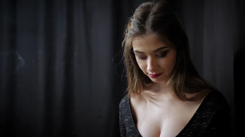 Russian Smokers: Awek cantik Irina bergambar pada kamera semasa merokok rokok (HD)