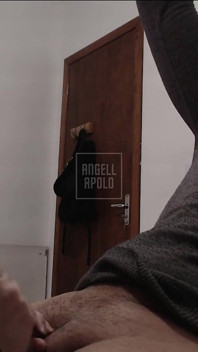 Esposa traviesa chupando la polla caliente del amigo de su marido