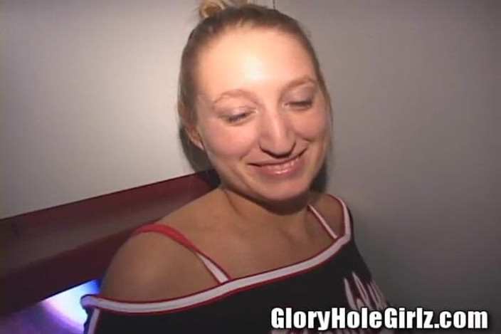 Glory Hole Girlz: Schwanz melken, blonde schlampe lutscht gloryhole-penis-eier!