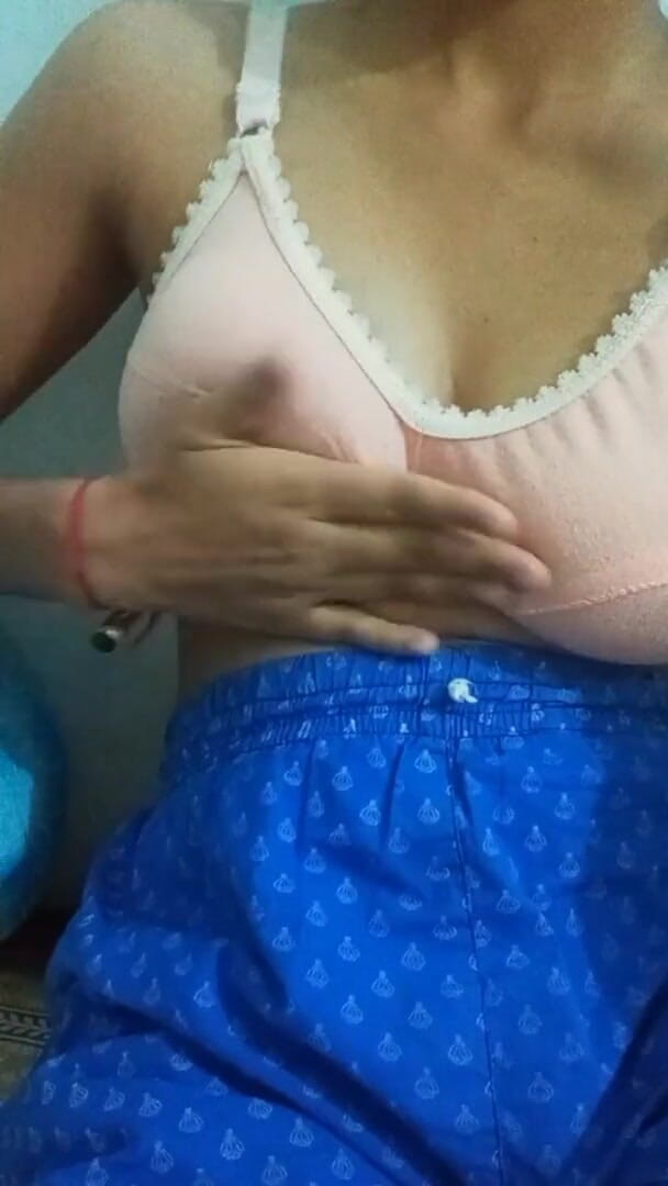 Shruti: Молода дівчина збуджується